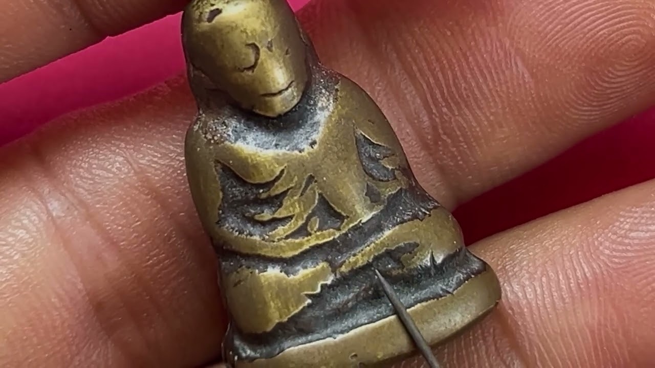 ศึกษารูปหล่อหลวงพ่อเงินวัดบางคลานชพิมพ์ขี้ตาห้าชายเล็ก ￼