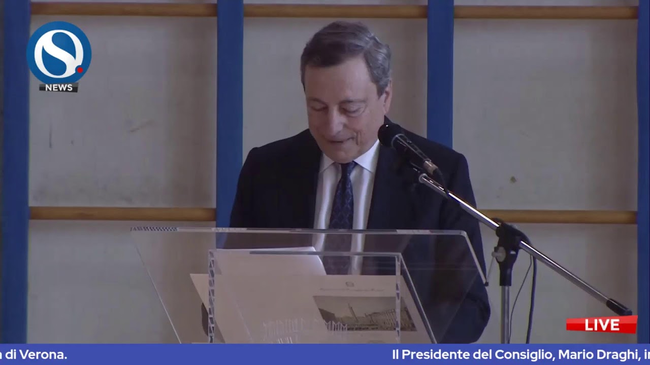 Il premier Mario Draghi visita una scuola media nel Veneto
