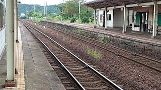 台車が綺麗な3両が並んでいた 54D特急スーパーはくと4号京都行 宝木駅で