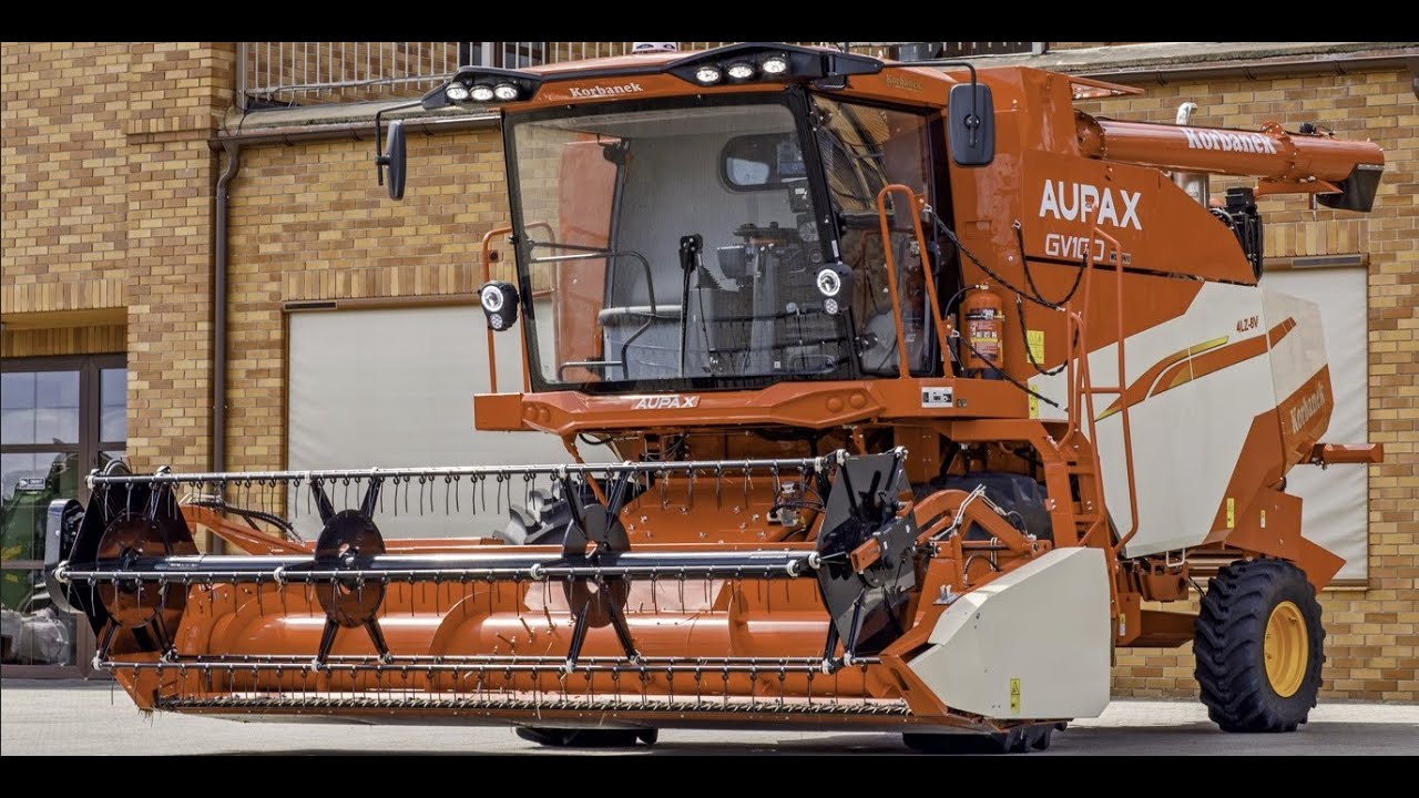 Mechanik w polu przy chińskim kombajnie 👉 awaria? 👉  AUPAX GV100 wytrząsaczowy