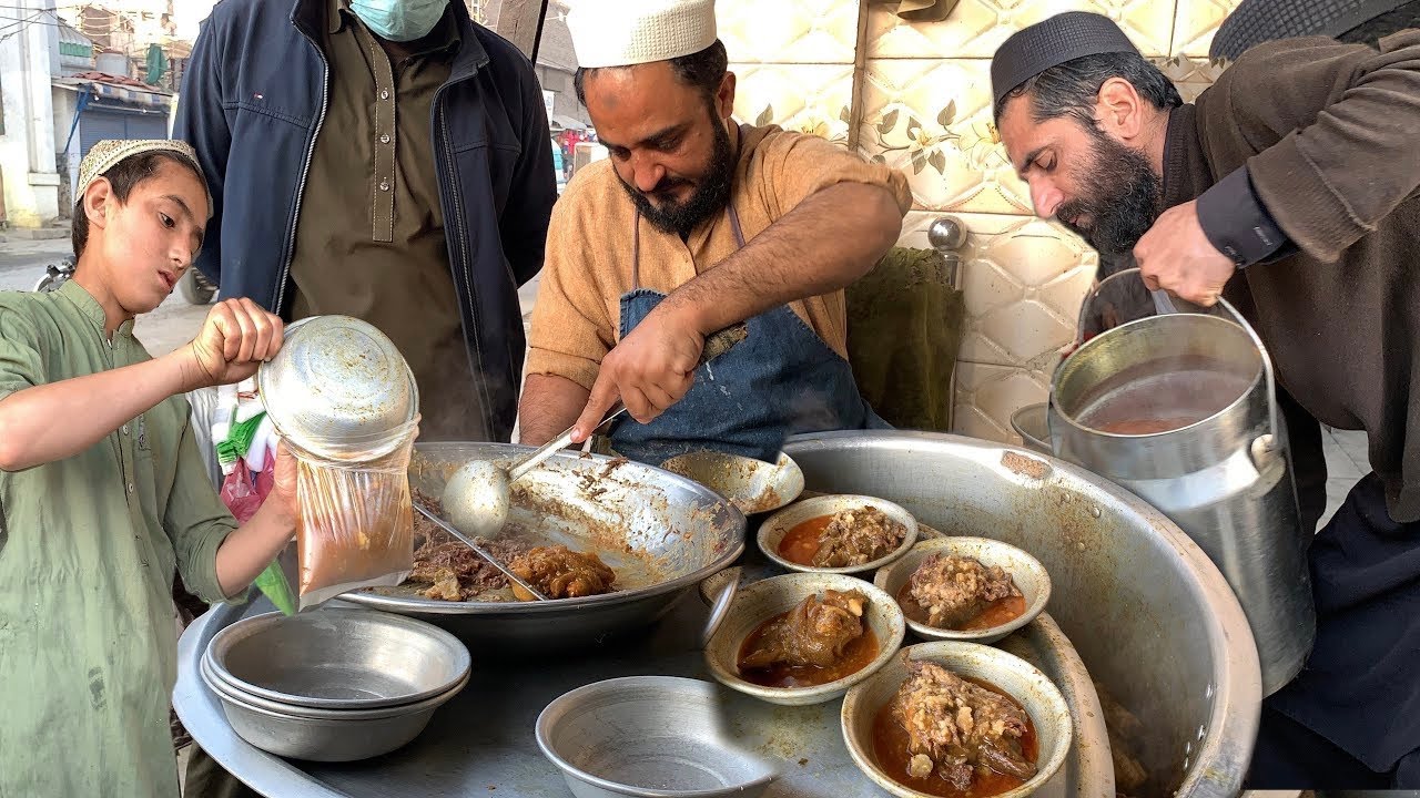 50 years old men selling Siri Paya | Khan Lala Siri Paya | Peshawari Nashta | Pakistani Street Food