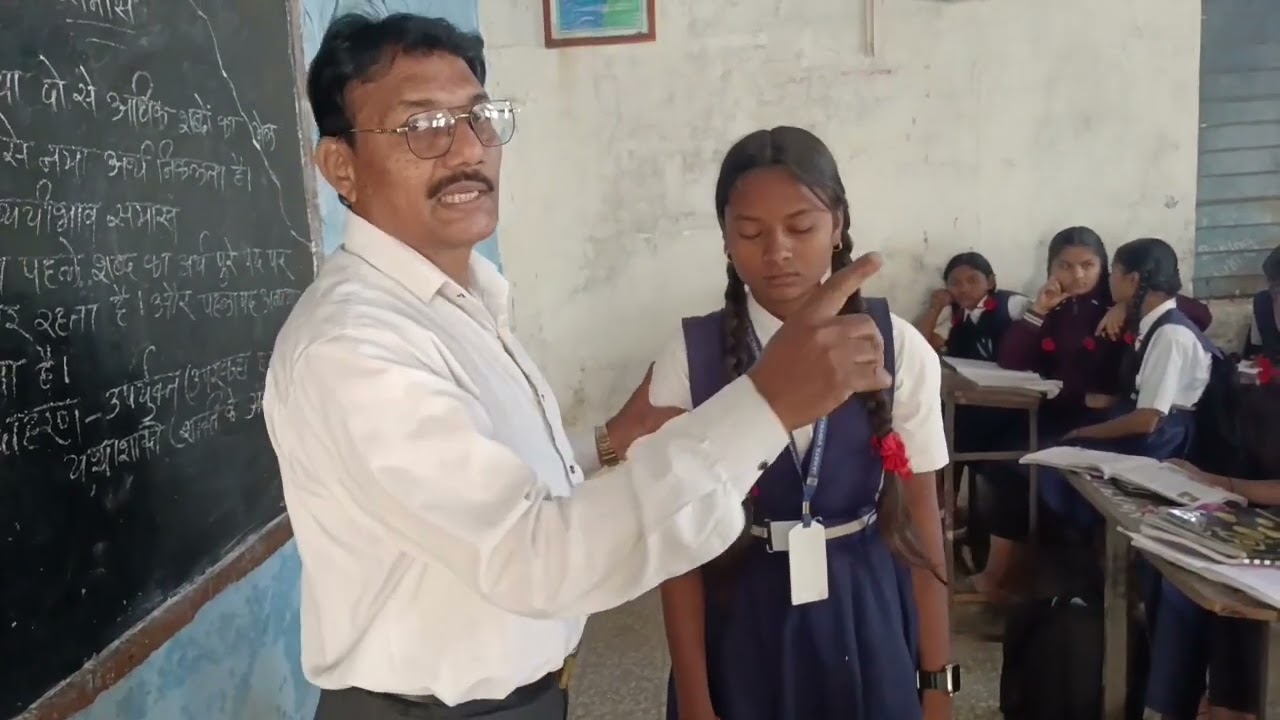 संमोहनाच्या गाढ अवस्थेत असलेली विद्यार्थीनी . - संमोहनतज्ञ डॉ . अनराज जी . टिपले