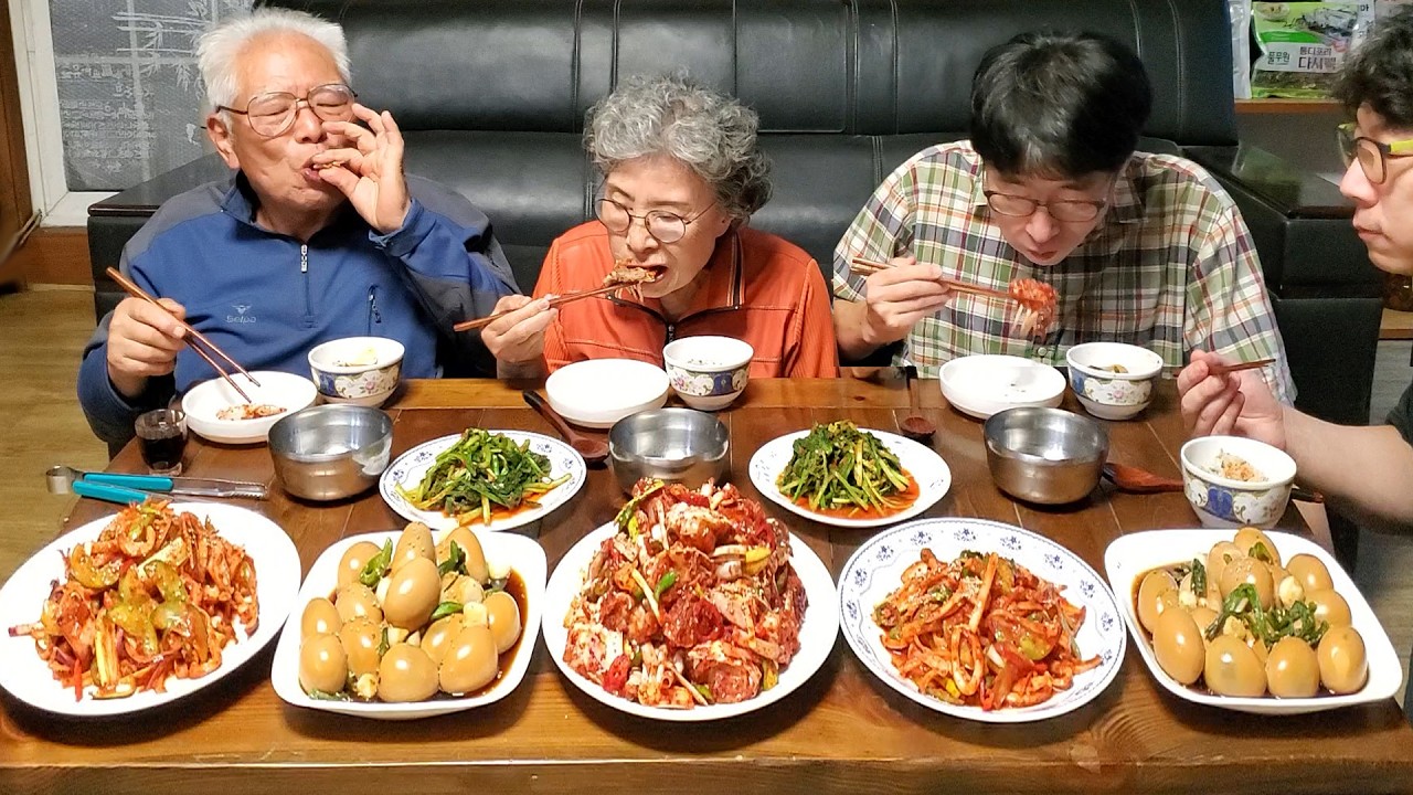 매콤달콤 양념게장🦀밥 한 공기 순식간에 비웠어요 (초란 장조림, 오징어 초무침) Korean Spicy Marinated Crab Mukbang
