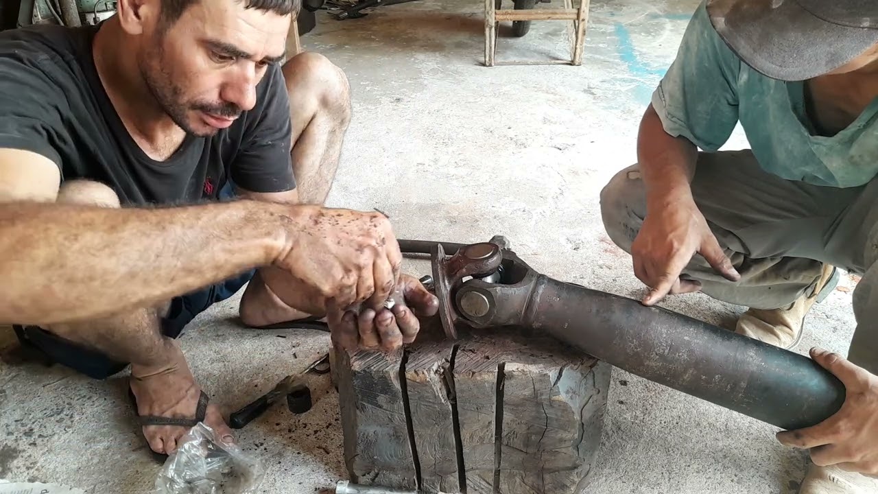 Replacing the crosspiece and cardan shaft of a 13.13 Mercedes truck -  YouTube