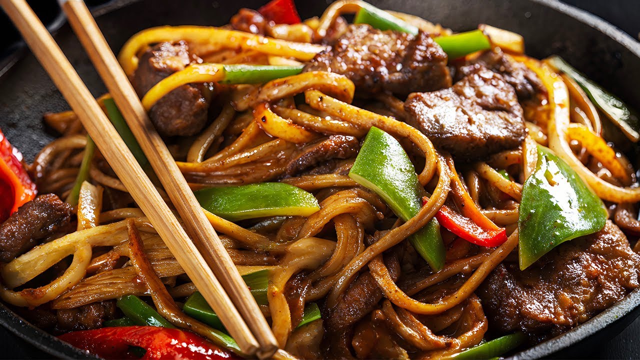 Ich habe dieses Rindfleisch Chow Mein Rezept in einem berühmten asiatischen Restaurant gelernt!