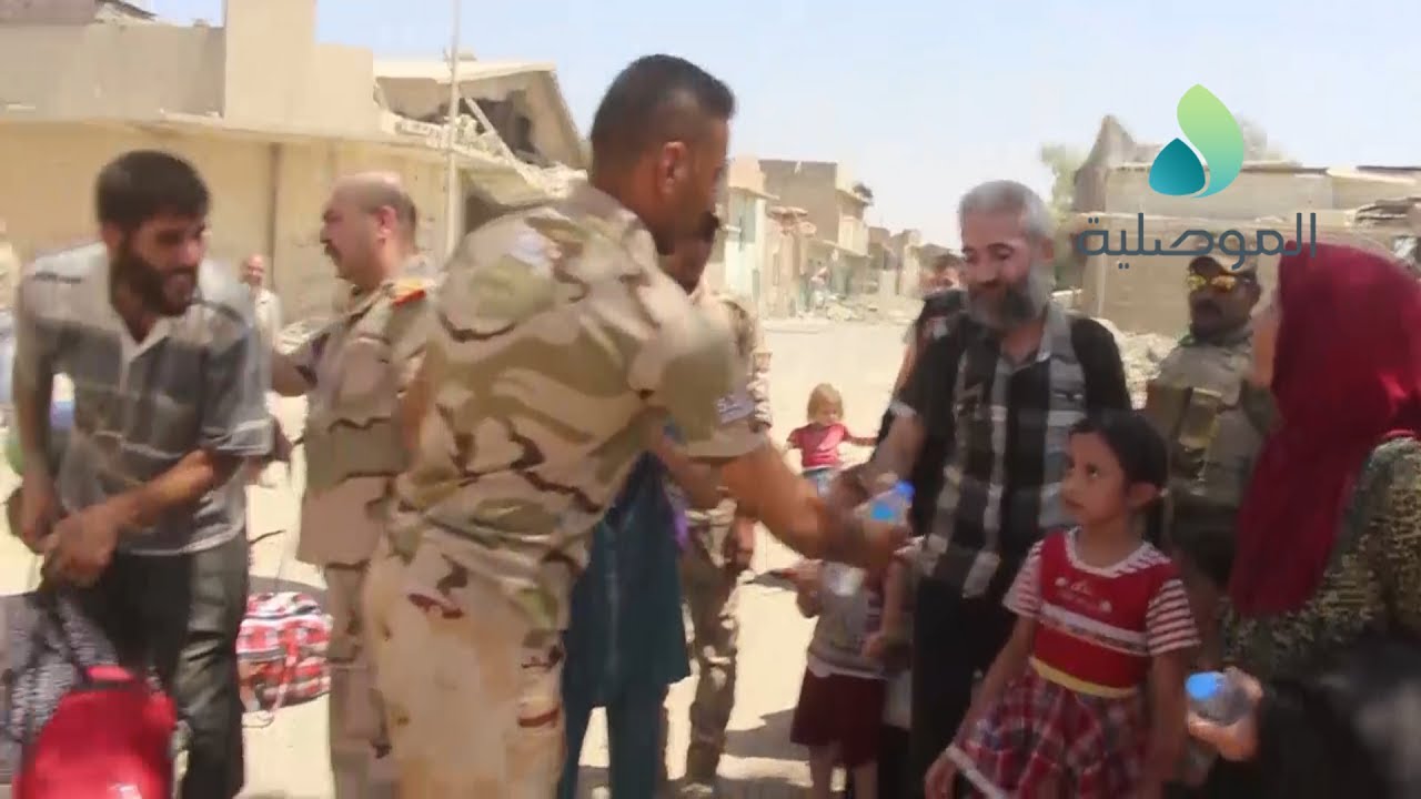 قطعات الفرقة 16 تخلي عشرات العوائل من الموصل القديمة وتقدم المساعدات الاغاثية والطبية لهم