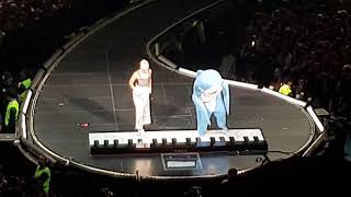left shark playing the piano with katy perry live in méxico city 2018