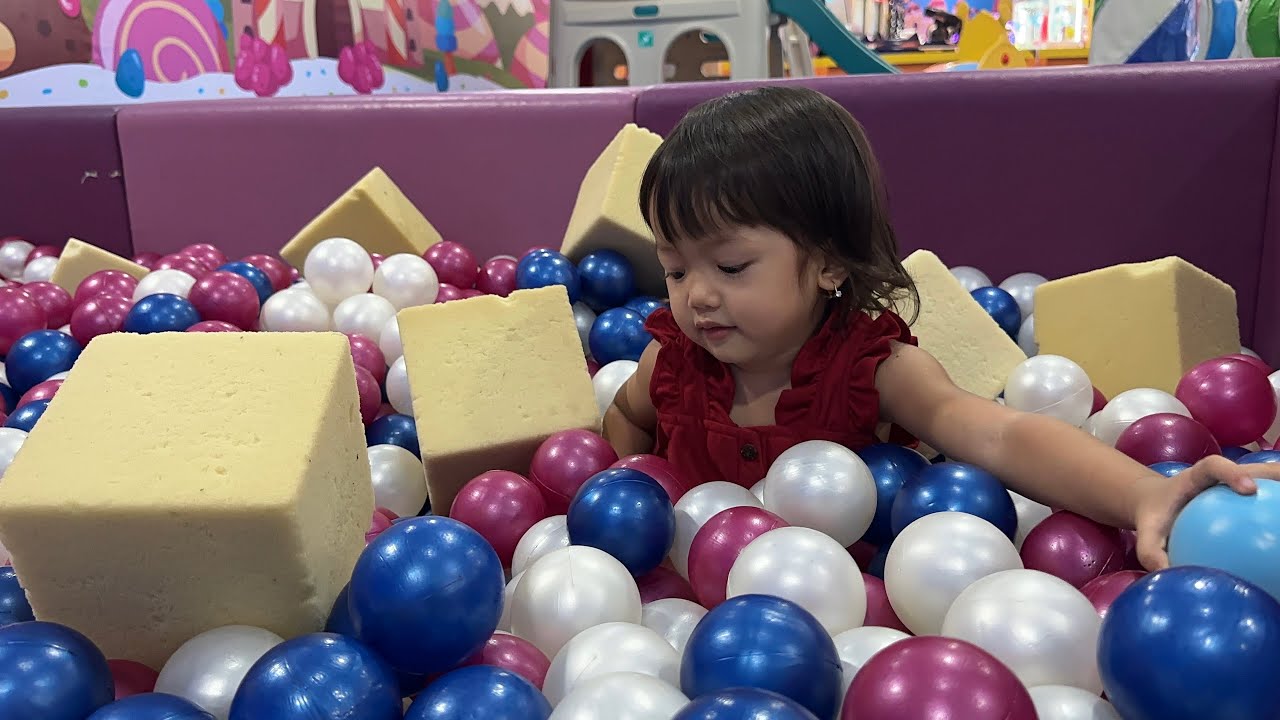 Kiyo bermain mandi bola || playing in a ball pit.