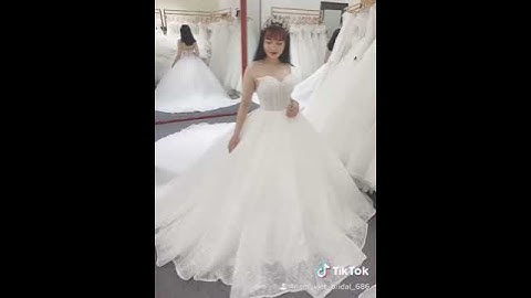 VÁY CƯỚI SEXY NHƯNG VẪN THANH LỊCH?