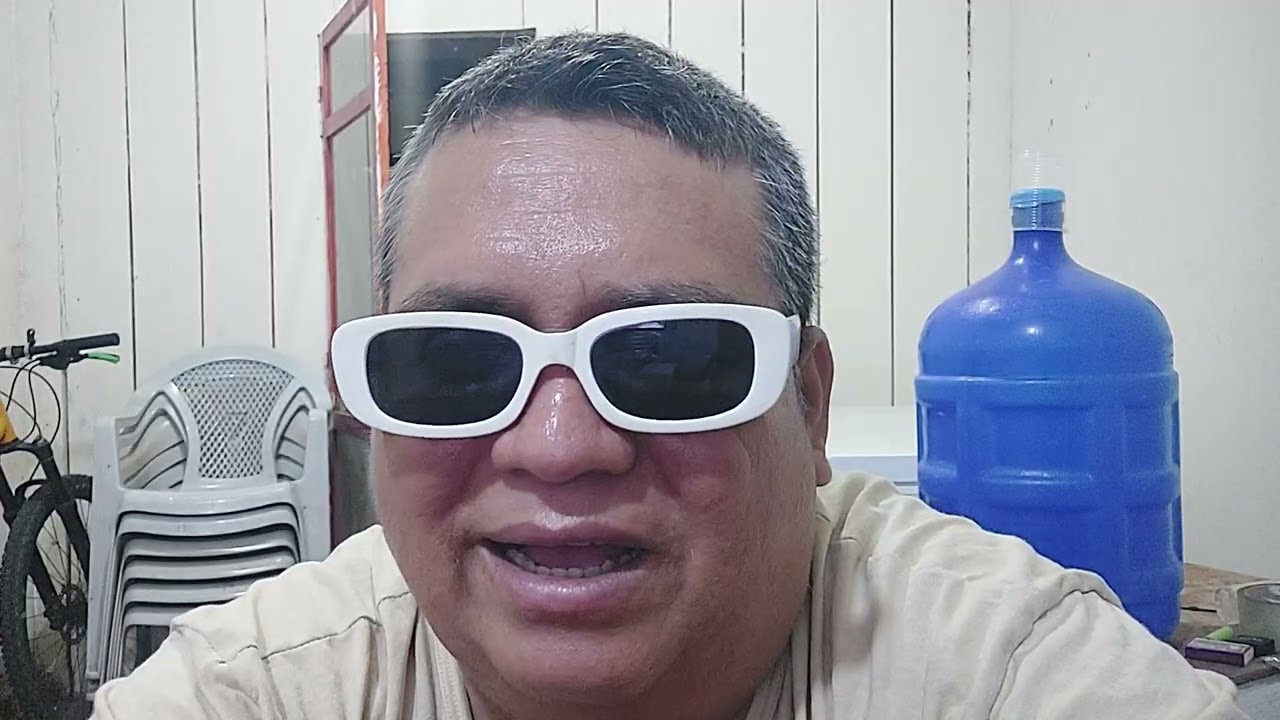 Он вышел, чтобы сделать несколько фотографий себя и Ноэми.