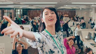 三吉彩花が全力で歌い踊る！　ムロツヨシ、やしろ優らも…　「ダンスウィズミー」予告編公開