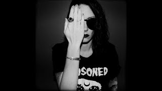 undertheskin - End This Summer
Il est dédié à Matti.
https://underskin.bandcamp.com
https://www.facebook.com/0undertheskin/ undertheskin - End This Summer