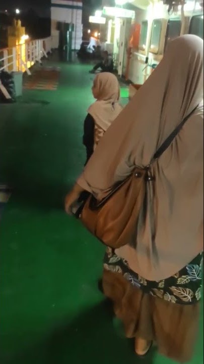 suasana malam hari di pelabuhan merak bakauheni.