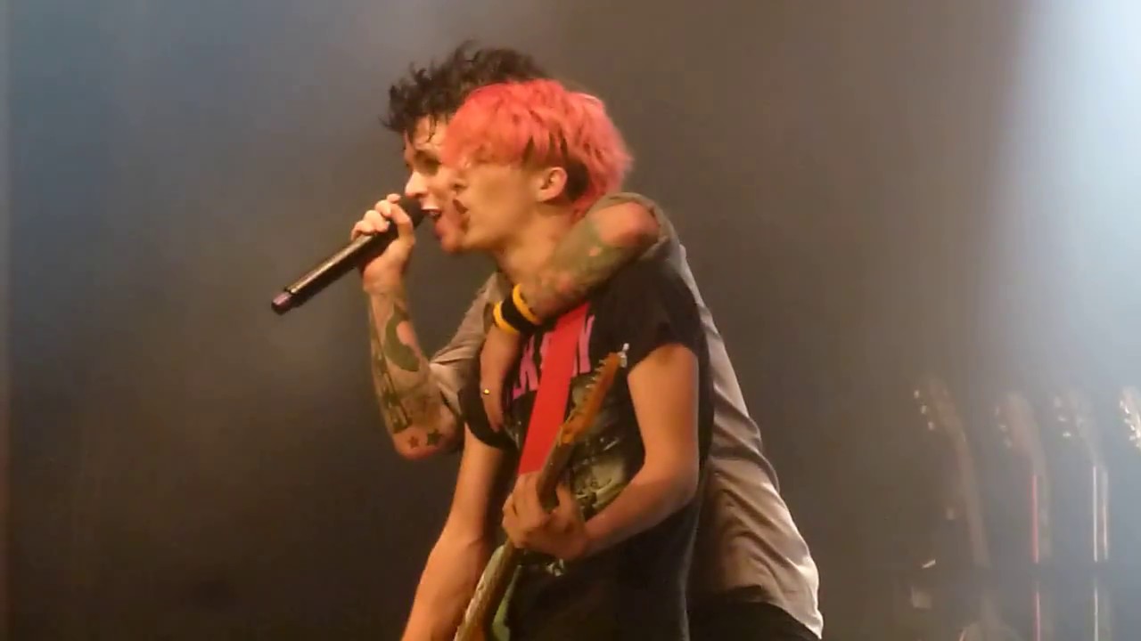 Fan plays Billie Joe's guitar on stage with Green Day in - I come around & Basket case - YouTube