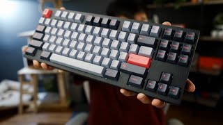 Unboxing Realforce Mouse, GMK Dots, GMK 8008 + Lyn Whale R2 Build Stream
Please at the GMK box at your own risk.
▼SHOW MORE for Keyboard Specs & More!
Keyboard: Lyn Whale R2
Plate material: Aluminum
Keycaps: GMK 8008
Switches: Zealios V2 (completely stock)
Stabilizers: Genuine GMK screw in, lubed and clipped
Springs: 65g
CHECK OUT MY SECOND CHANNEL
https://www.youtube.com/TaehaSnipes?sub_confirmation=1
FOLLOW & SUBSCRIBE
Website: https://taehatypes.com
Twitch: https://twitch.tv/taehatypes
Twitter: https://twitter.com/taehatypes
Patreon: https://patreon.com/taehatypes
Facebook: https://facebook.com/taehatypes
Instagram: https://instagram.com/taehatypes
Gears List: https://amazon.com/shop/taehatypes
Discord: https://discord.gg/taehatypes
SPONSORS
Dixie Mech: https://taehatypes.dixiemech.com
KBDfans: https://kbdfans.com
Keycult: https://keycult.io
Kono: https://kono.store
NovelKeys: https://novelkeys.xyz - Promo code: taehakeys for 5% off
Prime Keyboards: https://www.primekb.com
Switchmod: https://switchmod.net/taehatypes - Get 4% off (applied at checkout)
ZealPC: https://zealpc.net/taehatypes
Thanks for watching! \(≧▽≦)/
시청해 주셔서 감사합니다! (´。• ᵕ •。`) ♡
#topre #potato #biodegradable Unboxing Realforce Mouse, GMK Dots, GMK 8008 + Lyn Whale R2 Build Stream