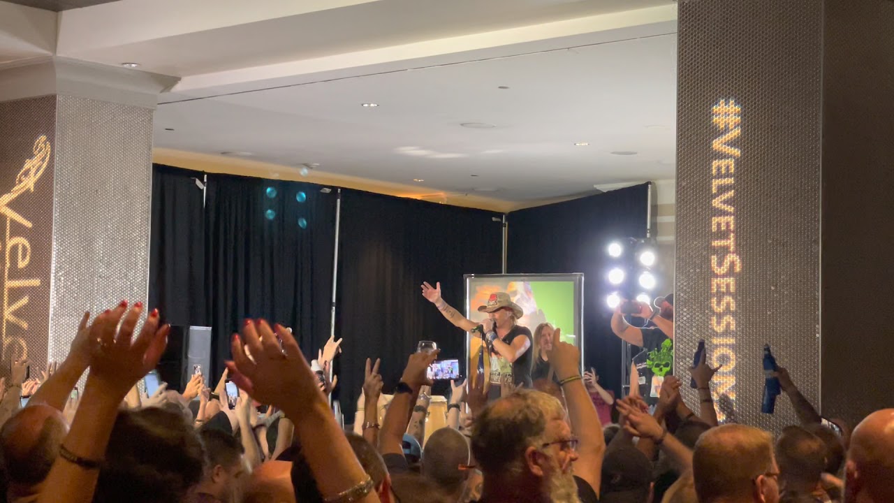 Watch BRET MICHAELS Perform POISON Classics At Orlando Hotel Lobby