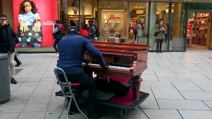 Great Street Pianist Marcel Kuipers performs an Em...