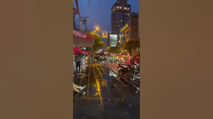 Walking in Thong Lo under rain 3 July 2023 #thailand #travel #bangkok #life #asia #rain #people - 天天要闻