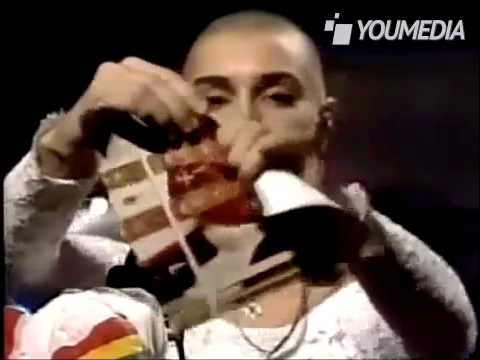 Sinead O&#039;Connor strappa la foto di Papa Giovanni Paolo II