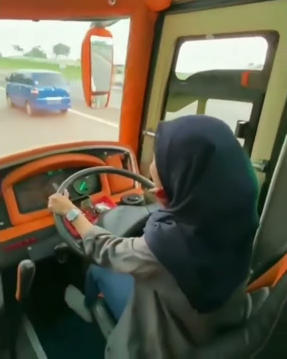 CEWEK JILBAB NYETIR BUS  CANTIK DOANG GA BISA NYETIR BUS CANDA BUS