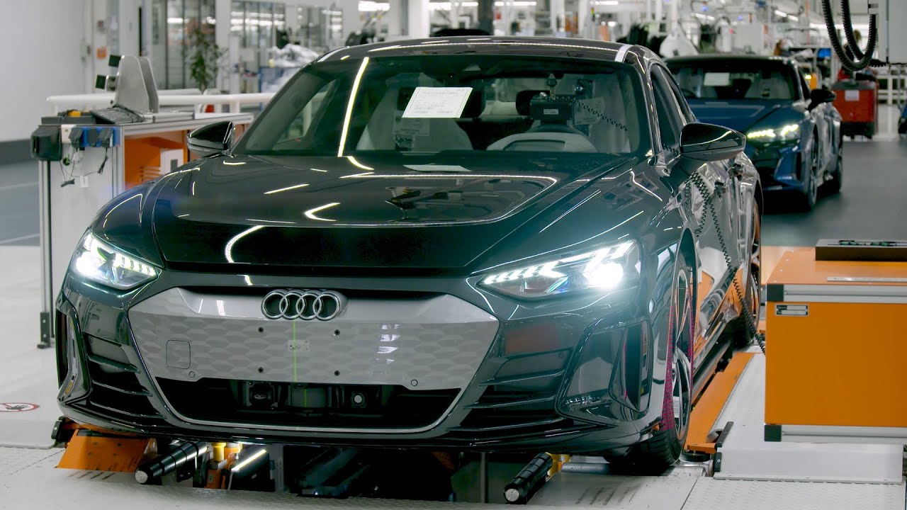 Audi e-tron GT enters series production: Carbon-neutral production