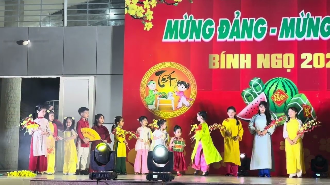 Cherry Nam Phương và Jenna Anh Phương biễu diễn thời trang ngày 26 Tết Bính Ngọ