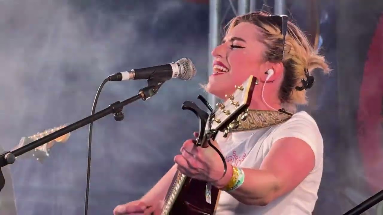 Gina Larner - Liar - Truck Festival 2026 auf YouTube ansehen Gina Larner - Liar - Truck Festival 2026 auf YouTube ansehen