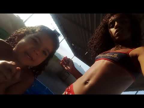 Tomando banho de piscina com minha prima