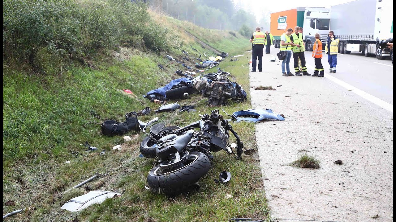 Motorradfahrer fliegt von Brücke