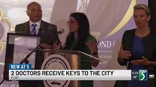 Two Flint doctors get keys to the city