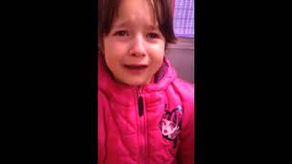 Drôle ! Clara, une petite se fait griller par l'épicier, pleure et passe un sale quart d'heure HD