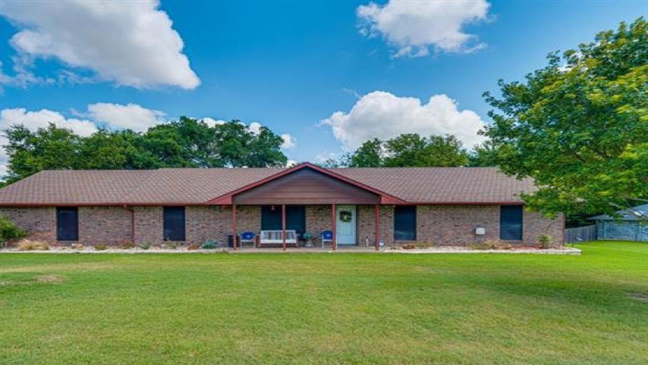 4011 Willow Creek Drive, Midlothian, TX Presented by The Escalante