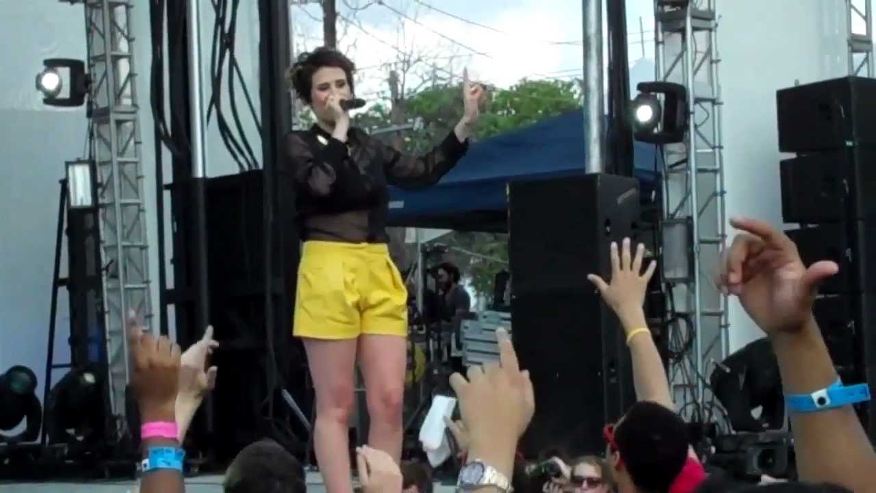 Dev - Dancing in the Dark - YouTube