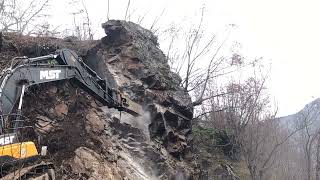 Ekskavatörün dev kaya ile Yolun sonunda zorlu mücadelesi#yolyapımı #ekskavatör #mst