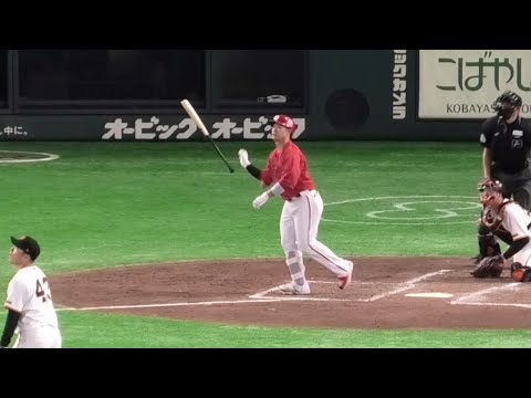 坂倉将吾、打った瞬間ホームランを確信のバット投げ！貴重な追加点と