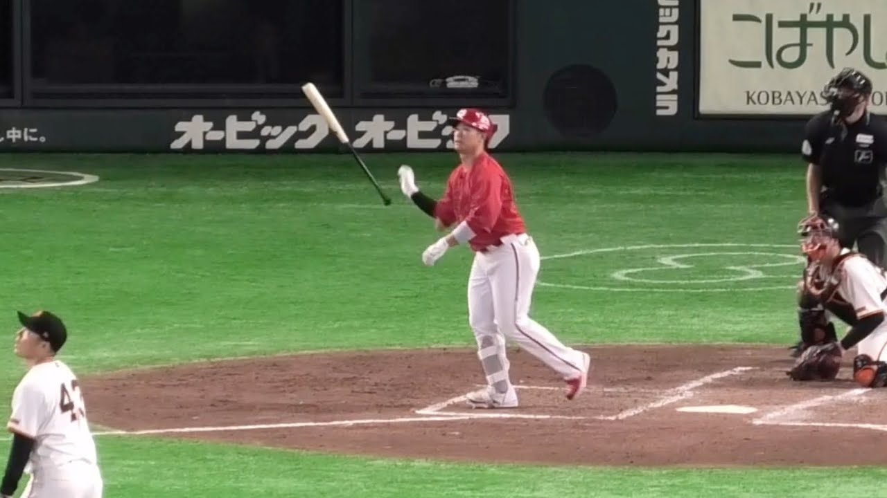 坂倉将吾、打った瞬間ホームランを確信のバット投げ！貴重な追加点と