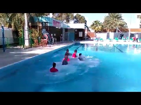 Belofte maakt schuld: Belgische Fed Cup-ploeg duikt in (ijskoud) zwembad (6 februari 2016)
