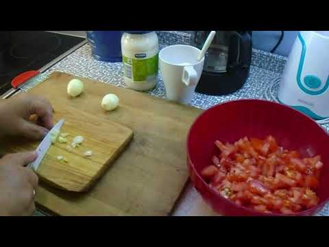 Video: Jak Udělat Rajčatový Salát S Broskvemi A Krutony