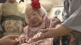 ハイタッチで１１６歳へ 大川さん・商店街から祝福