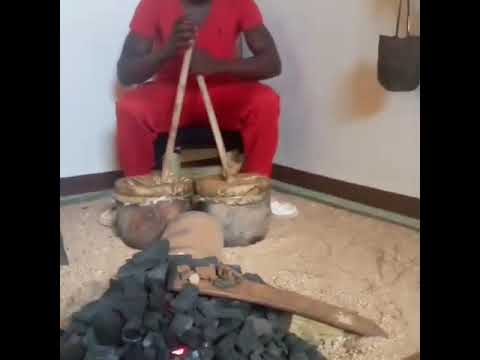 MSANII J KATA AKIWASHA MOTO KAMA WALIVYO WASHA WAZEE WA KALE Kabila La WAHEHE MAKUMBUSHO BOMA