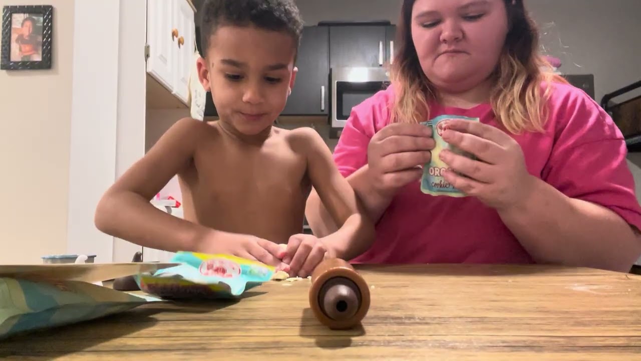 Hi my name is Moses and I was playing with kinetic sand with my mommy and then had lunch ❤️￼