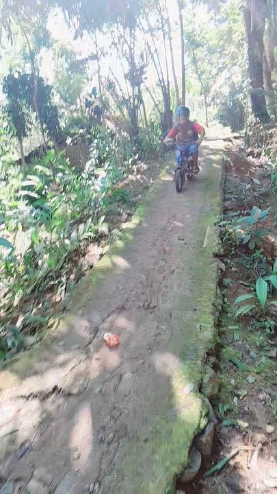 pembalap hampir lempas kedali