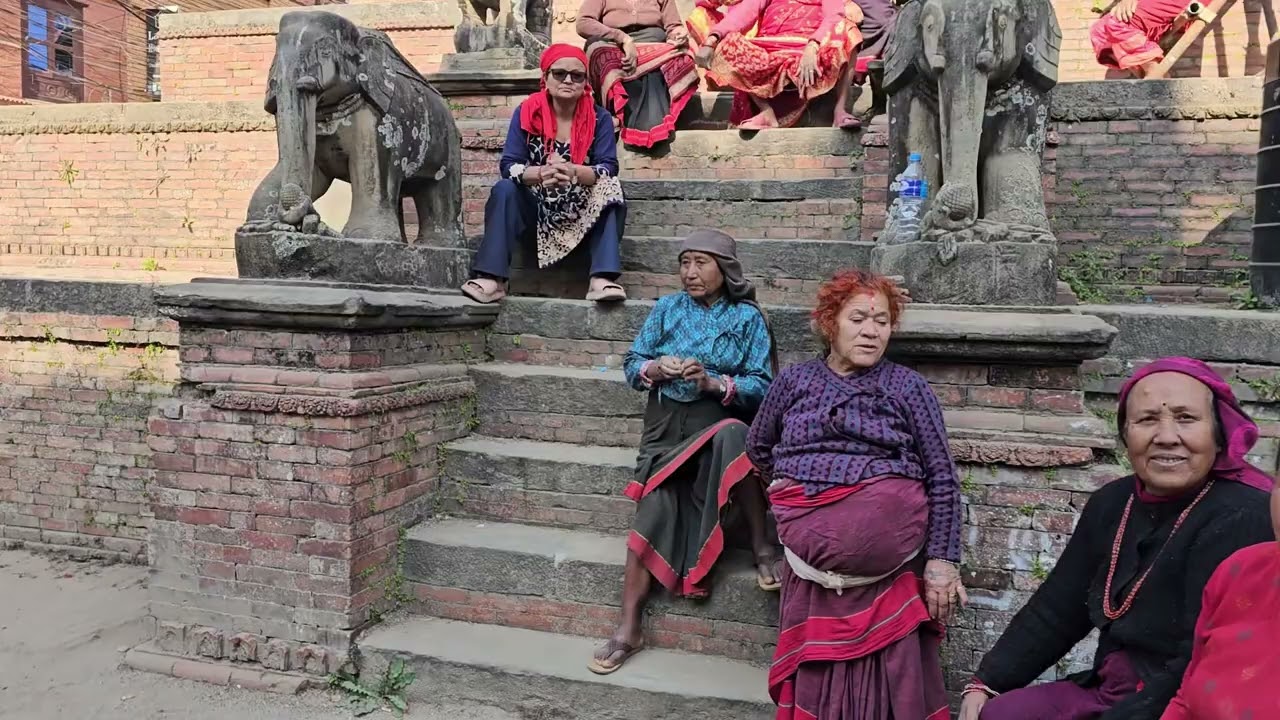 Community work, all old people contribuiting labour