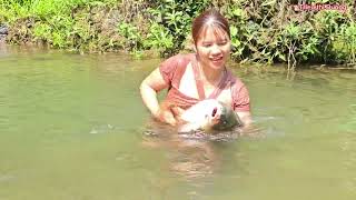 Catching super big carp, the girl's survival on the lake. _Trieu Duong_ fishing.