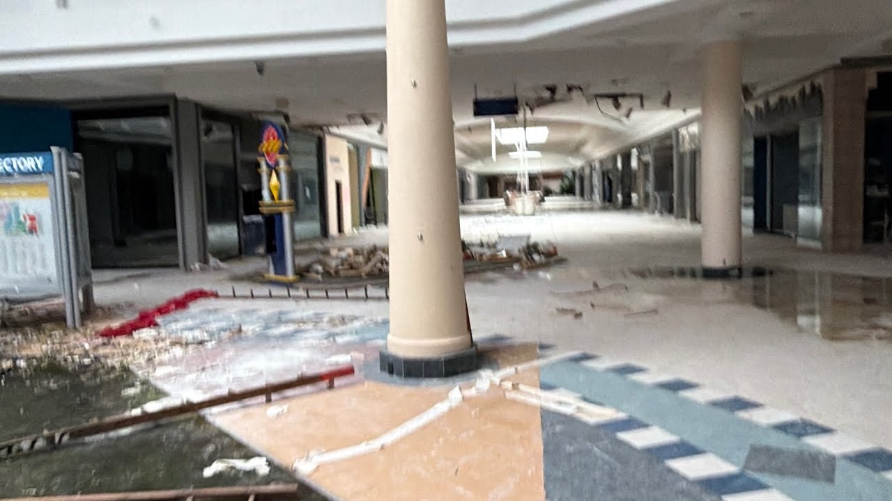 Exploring abandoned mall (millitary circle mall ) 