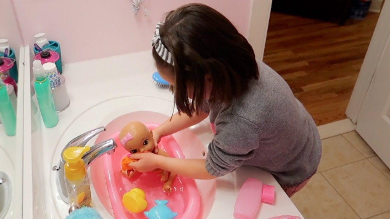 BABY ALIVE BATH TUB FUN! ThePlusSideOfThings YouTube