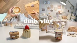 vlog 🍚 café date, mendekorasi mejaku, pasar korea, mencoba makanan korea ♡ screenshot 3