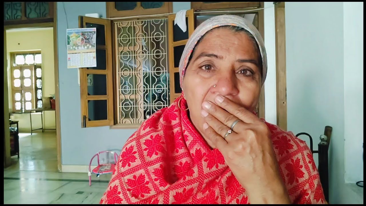 इसलिये बात नहीँ करती मैं बैठ तो जाती हूँ,,बहोत गुस्सा आता है मुझे इस हरकत पर,,,