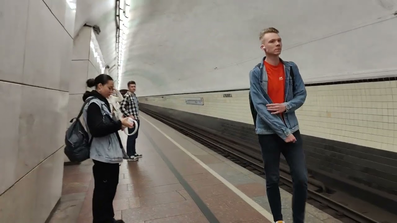 #Metro KGB - Осторожно! За кем-то двери надолго закрываются на следующей станции метро 