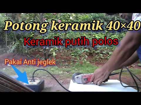 potong keramik 40×40  dengan bantuan alat anti jeglek rakitan